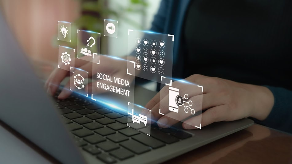 Interfaz de social media engagement sobre un laptop