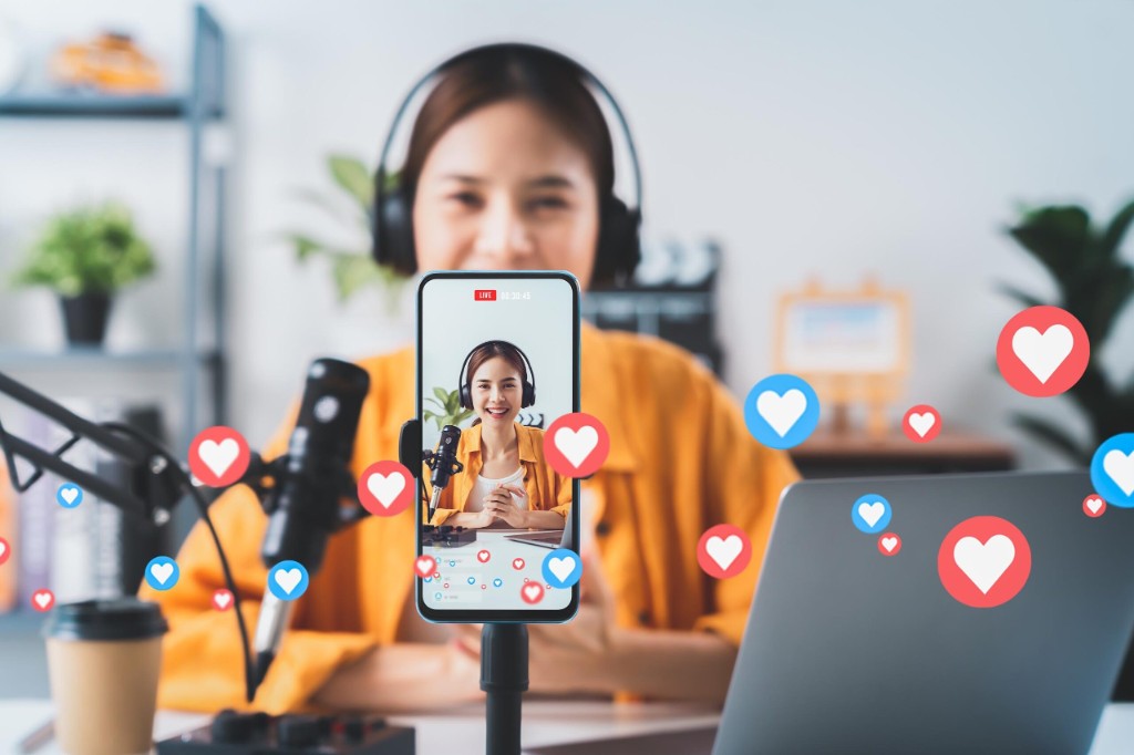 Creadora de contenido transmitiendo en vivo para redes sociales